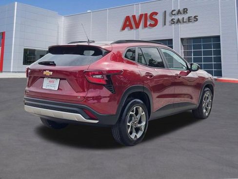 Used 2025 Chevrolet Trax LT w/ LT Convenience Package FWD image 6