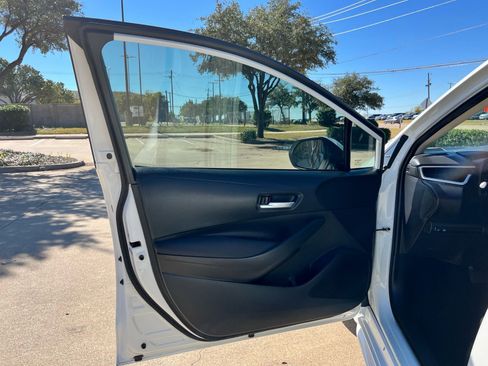 Used 2021 Toyota Corolla LE image 11