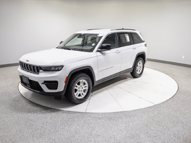 Used 2023 Jeep Grand Cherokee Laredo AWD/4WD image 31