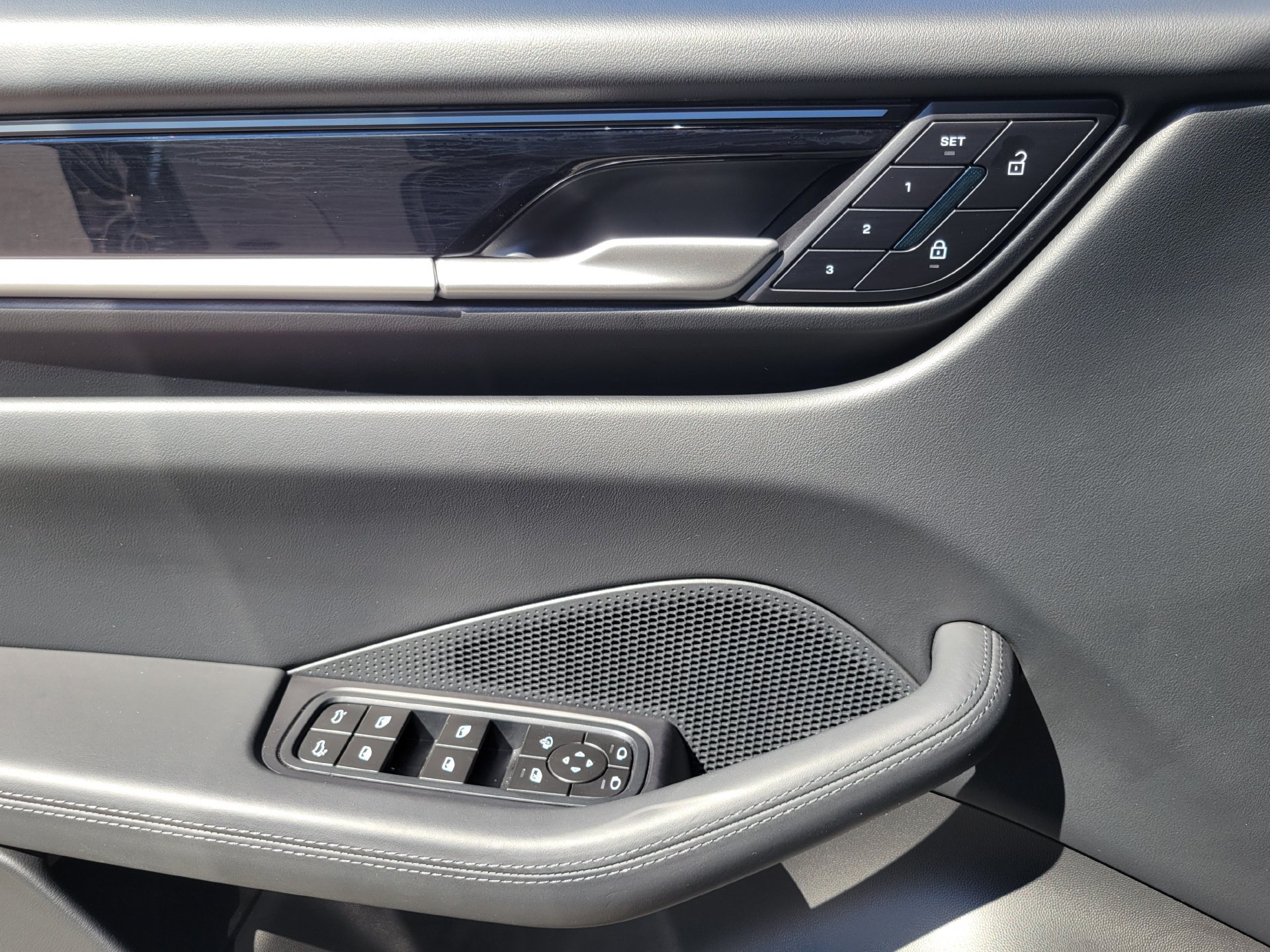 Used 2025 Porsche Macan Electric RWD image 22