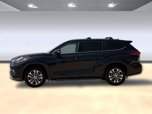 Used 2020 Toyota Highlander XLE FWD image 2