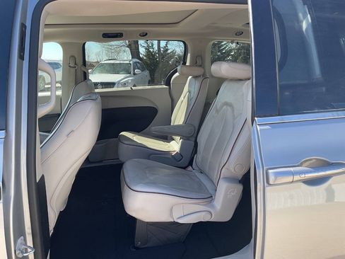 Used 2020 Chrysler Pacifica Limited FWD image 18
