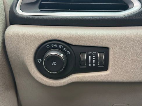 Used 2023 Chrysler Pacifica Touring-L FWD image 17