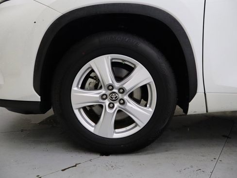 Used 2022 Toyota Highlander LE image 12