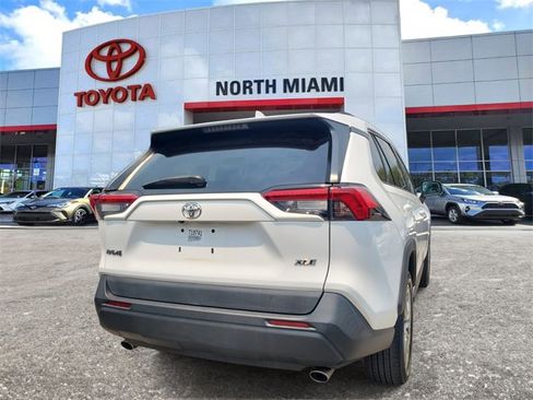 Used 2020 Toyota RAV4 XLE Premium image 4