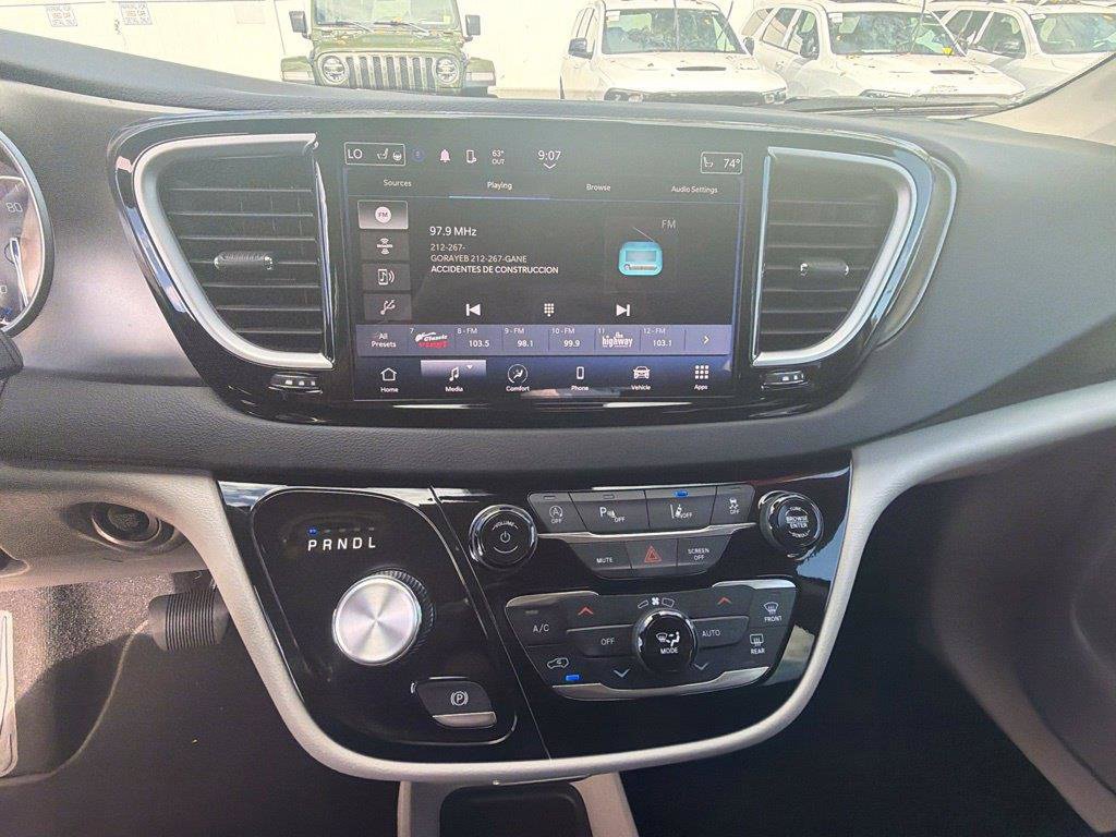 Used 2024 Chrysler Pacifica Touring-L FWD image 22