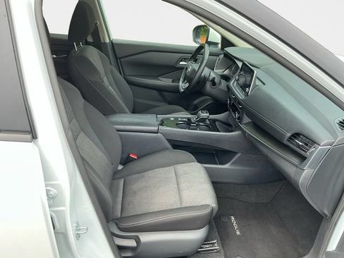 Used 2025 Nissan Rogue SV FWD image 16