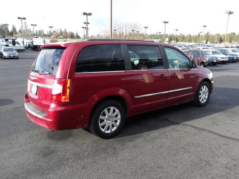 Used 2016 Chrysler Town & Country Touring image 5