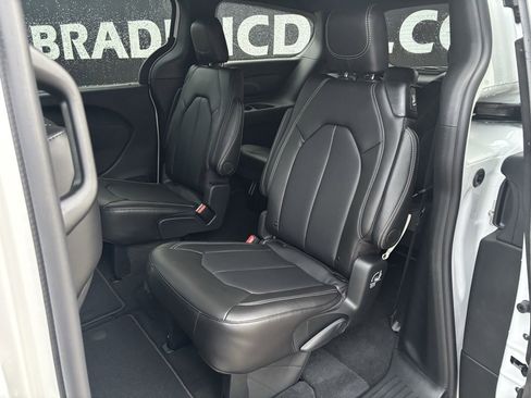 New 2026 Chrysler Pacifica Select image 26