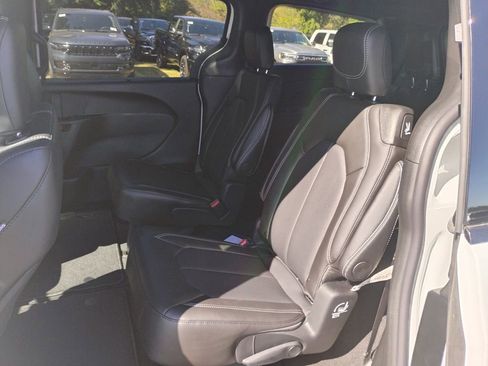 New 2026 Chrysler Pacifica Select image 16