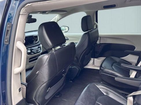 Used 2024 Chrysler Pacifica Limited FWD image 24