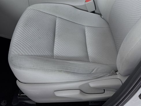 Used 2019 Toyota Highlander LE FWD image 18