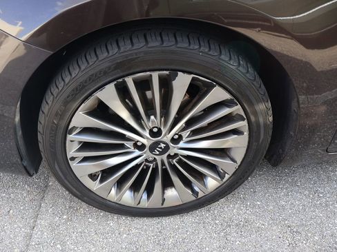 Used 2017 Kia Cadenza Limited image 4