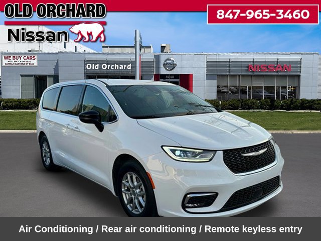 Used 2024 Chrysler Pacifica Touring FWD image 5