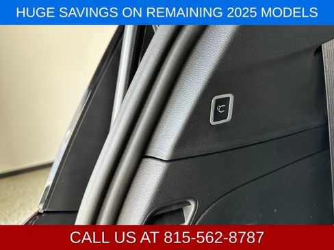 New 2025 Chrysler Pacifica Select AWD/4WD image 10