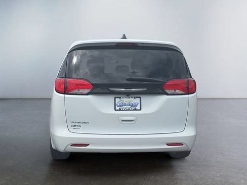 Used 2023 Chrysler Voyager LX FWD image 4