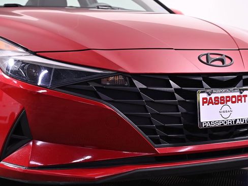 Used 2023 Hyundai Elantra SEL w/ Cargo Package FWD image 9