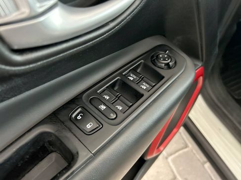 Used 2023 Jeep Renegade Latitude AWD/4WD image 11
