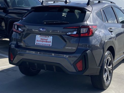Used 2025 Subaru Crosstrek 2.0i Premium image 4
