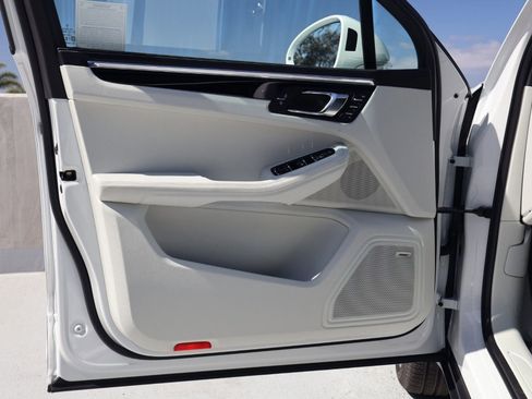 New 2026 Porsche Macan AWD/4WD image 13