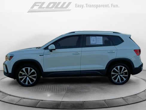 Used 2023 Volkswagen Taos SE w/ Panoramic Sunroof Package AWD/4WD image 5