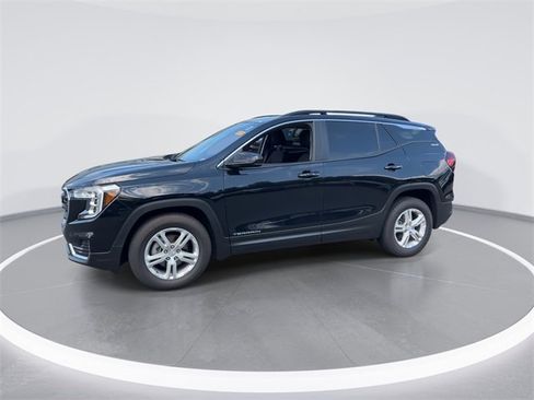 Used 2022 GMC Terrain SLE w/ Driver Convenience Package image 4