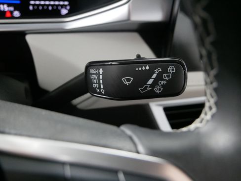 Used 2025 Volkswagen Taos SE image 31