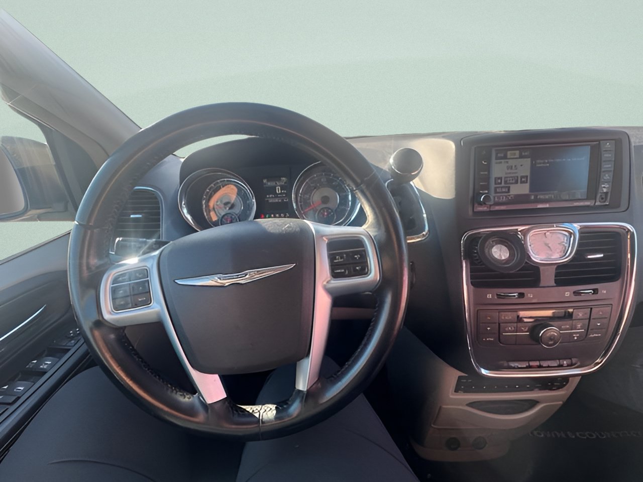 Used 2012 Chrysler Town & Country Touring-L w/ Entertainment Group #2 FWD image 11
