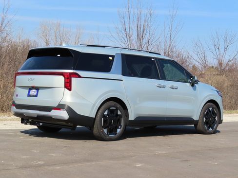 New 2026 Kia Carnival EX FWD image 3
