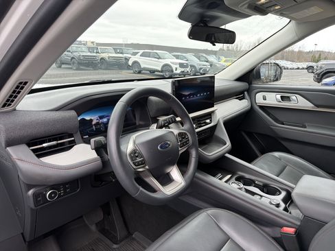 Used 2025 Ford Explorer Active w/ Active Comfort Package image 9