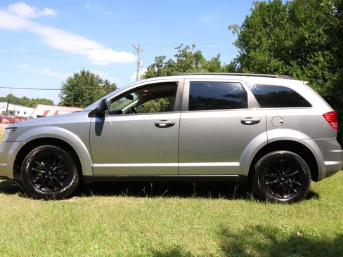 Used 2020 Dodge Journey SE w/ Blacktop Package FWD image 2
