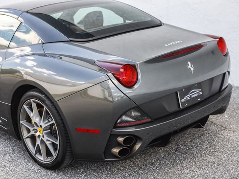 Used 2010 Ferrari California RWD image 19