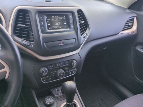 Used 2016 Jeep Cherokee Latitude w/ Cold Weather Group AWD/4WD image 26