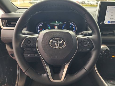 Used 2024 Toyota RAV4 SE image 17