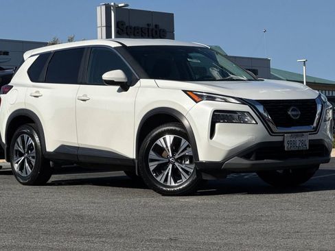 Used 2022 Nissan Rogue SV image 2