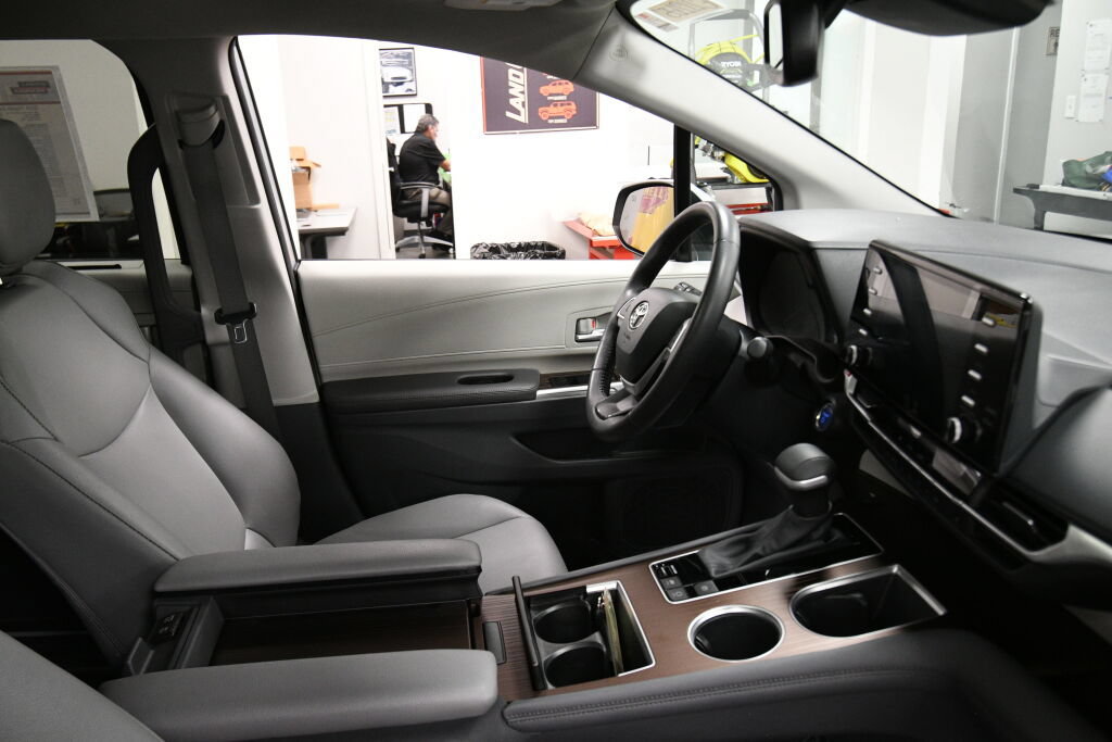 Certified 2024 Toyota Sienna XLE FWD image 31