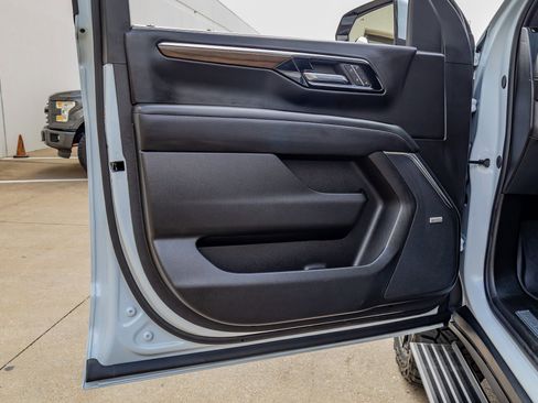 Used 2026 Chevrolet Suburban High Country AWD/4WD image 37