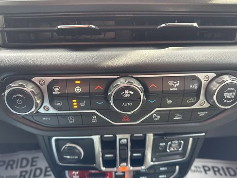 Used 2025 Jeep Gladiator Mojave image 25