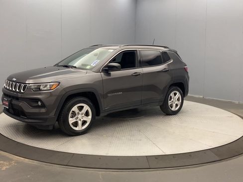 Used 2023 Jeep Compass Latitude w/ Convenience Group AWD/4WD image 9