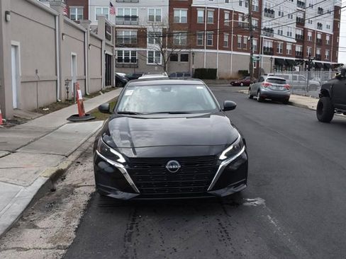 Used 2025 Nissan Altima 2.5 SV FWD image 3