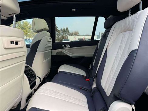 Used 2022 BMW X7 xDrive40i w/ M Sport Package image 11