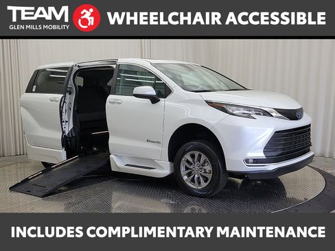 Used 2022 Toyota Sienna XLE image 1