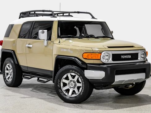 Used 2014 Toyota FJ Cruiser 4WD w/ Upgrade Package image 4