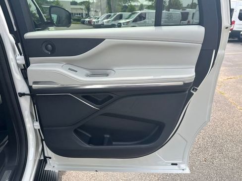 New 2026 Lincoln Navigator L Premier AWD/4WD image 17