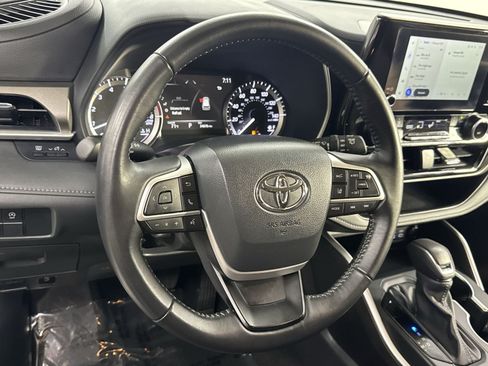 Used 2025 Toyota Highlander LE AWD/4WD image 28