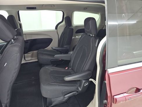 Used 2023 Chrysler Voyager LX FWD image 3