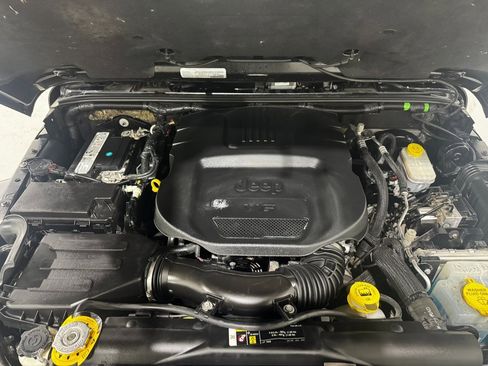 Used 2018 Jeep Wrangler Unlimited Sahara w/ Dual Top Group image 10