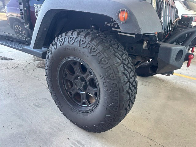 Used 2007 Jeep Wrangler Unlimited Sahara w/ Dual Top Group AWD/4WD image 3