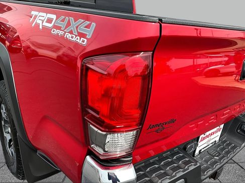 Used 2017 Toyota Tacoma TRD Off-Road w/ Tow Package (A/T) AWD/4WD image 26
