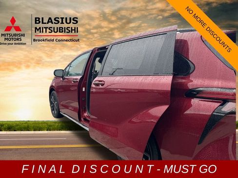 Used 2025 Toyota Sienna XSE w/ XSE Plus Package image 19